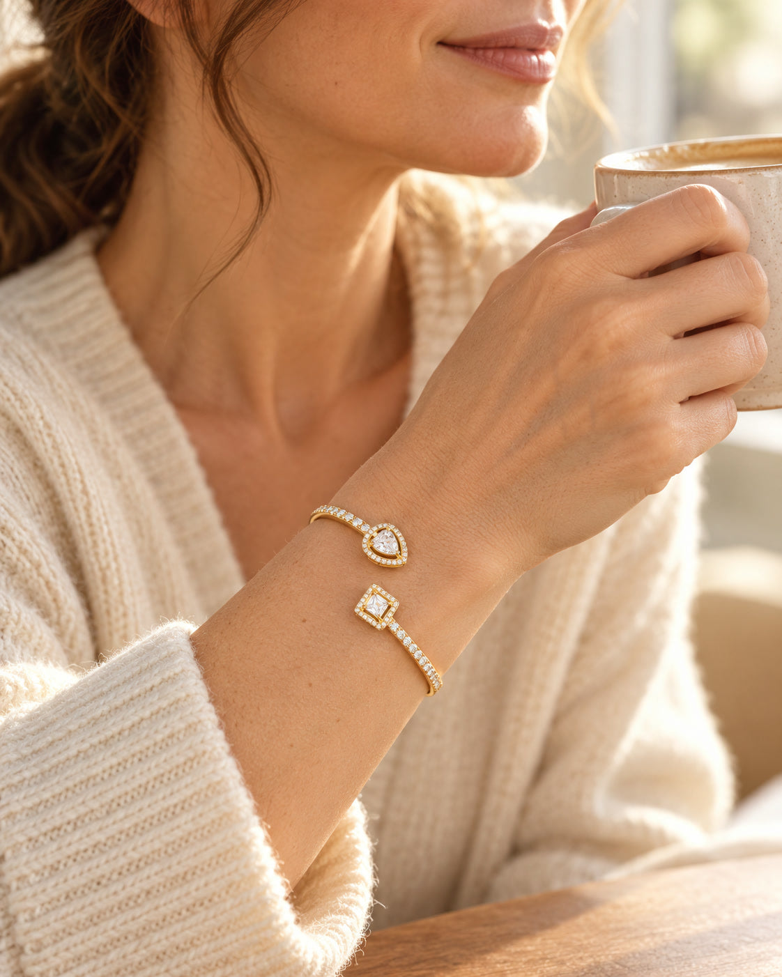 Auralyn Armreif getragen – NOOR GOLD