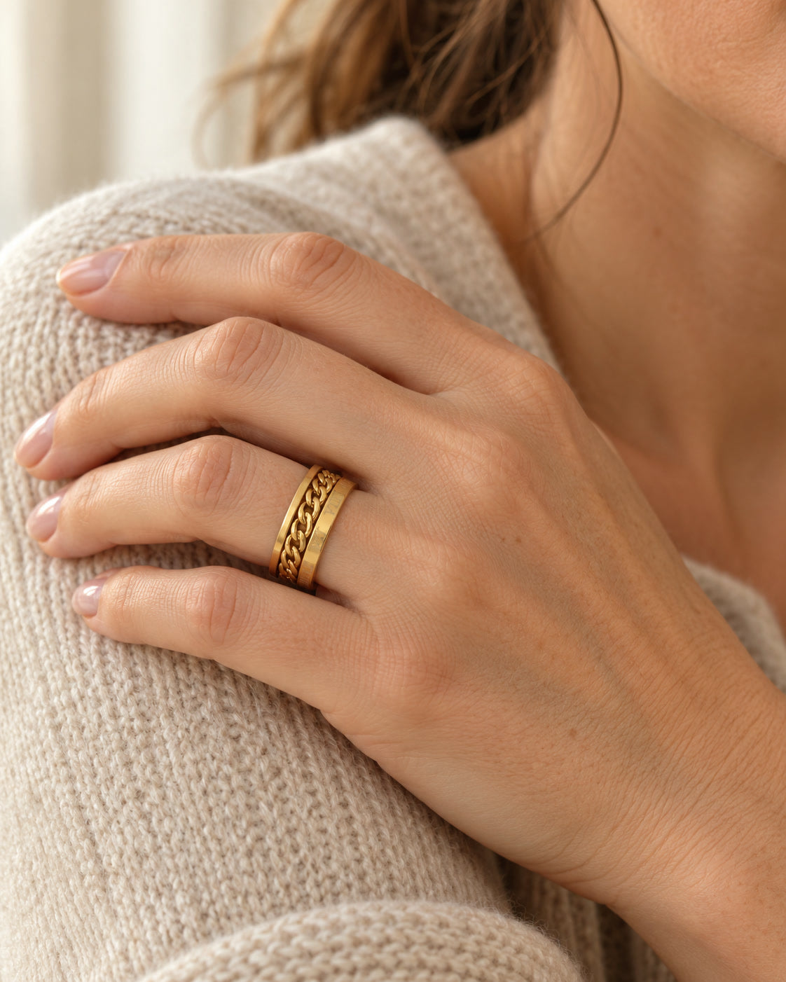 Caelum Ketten Ring getragen – NOOR GOLD