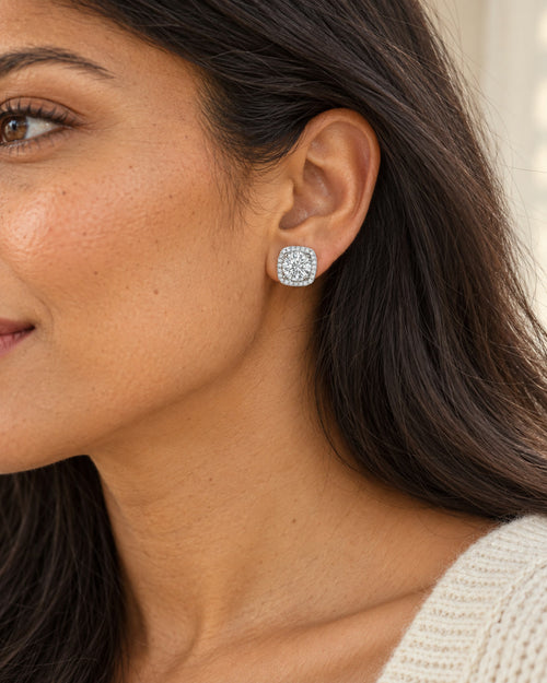 Crowned Crystal Ohrstecker getragen – NOOR GOLD