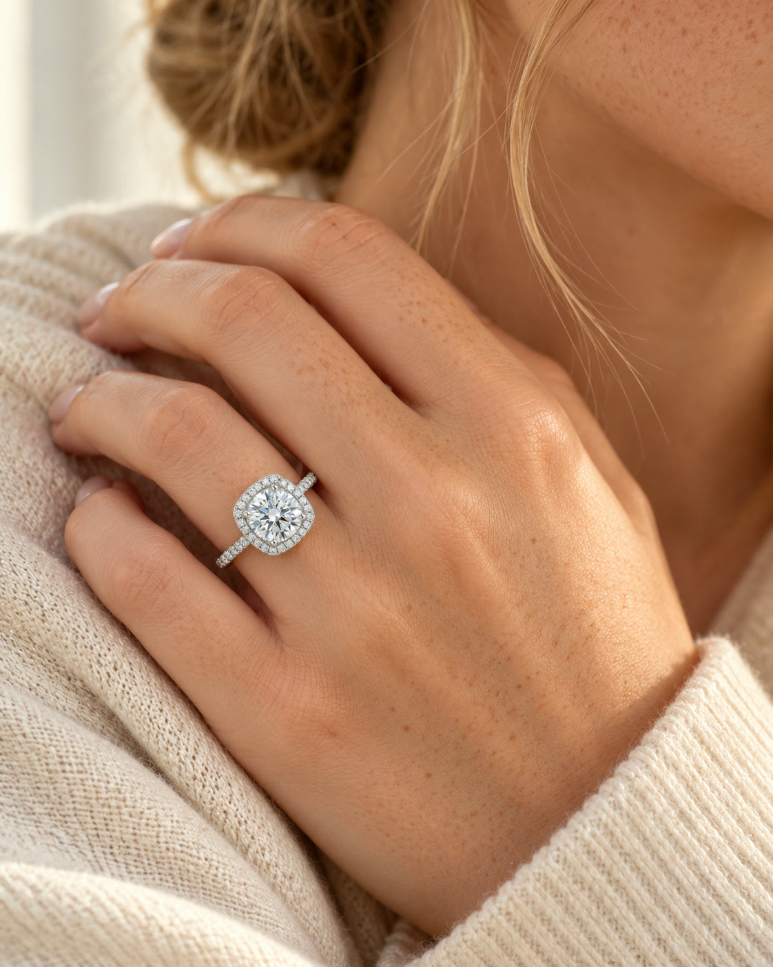 Crowned Crystal Ring getragen – NOOR GOLD