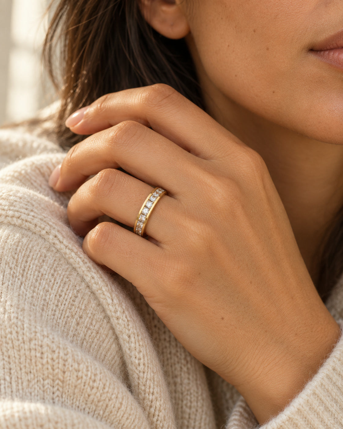 Crystal Line Ring getragen – NOOR GOLD