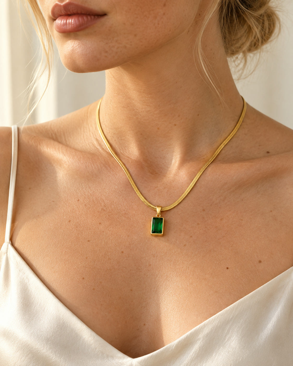 Emerald Luxe Kette getragen – NOOR GOLD