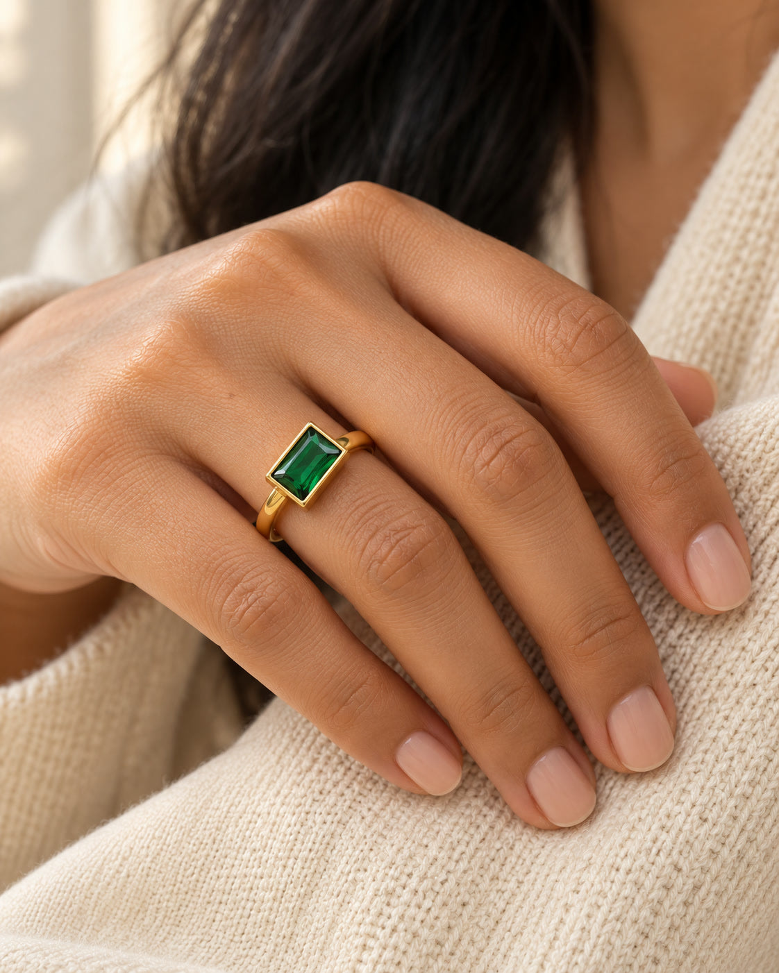 Emerald Luxe Ring getragen – NOOR GOLD