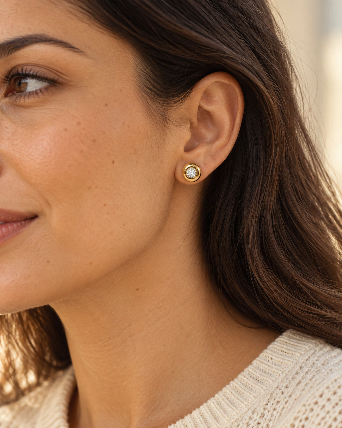 Golden Glow Ohrstecker getragen – NOOR GOLD
