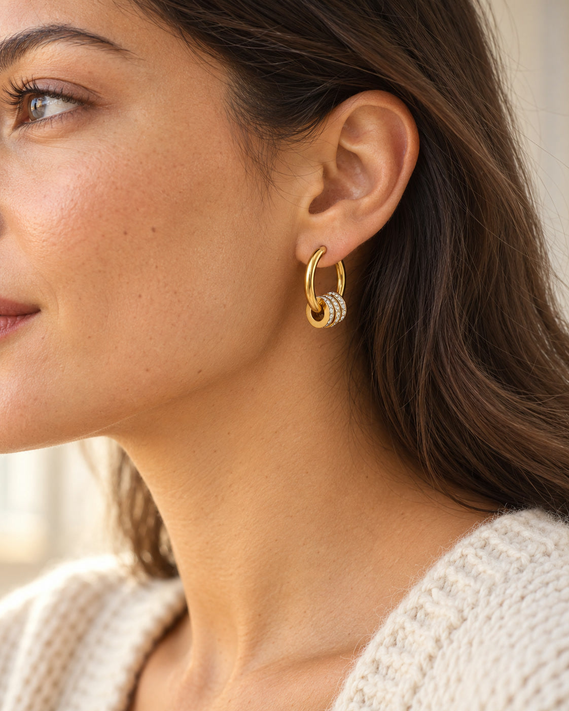 Golden Knot Creolen getragen – NOOR GOLD