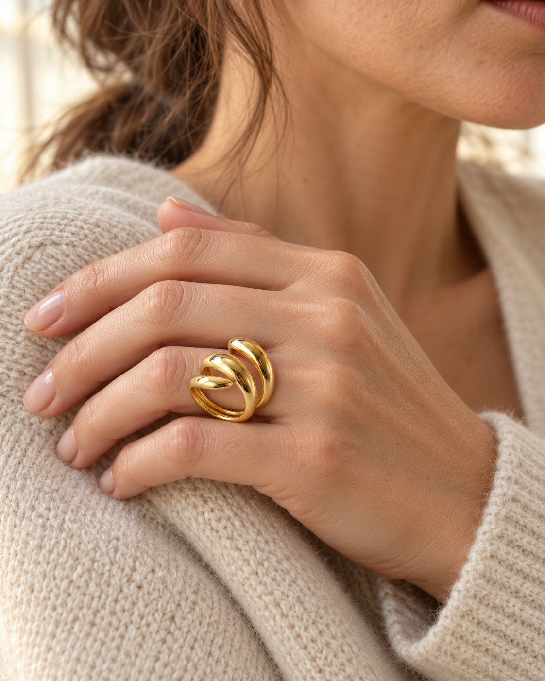 Golden Spiral Ring getragen – NOOR GOLD