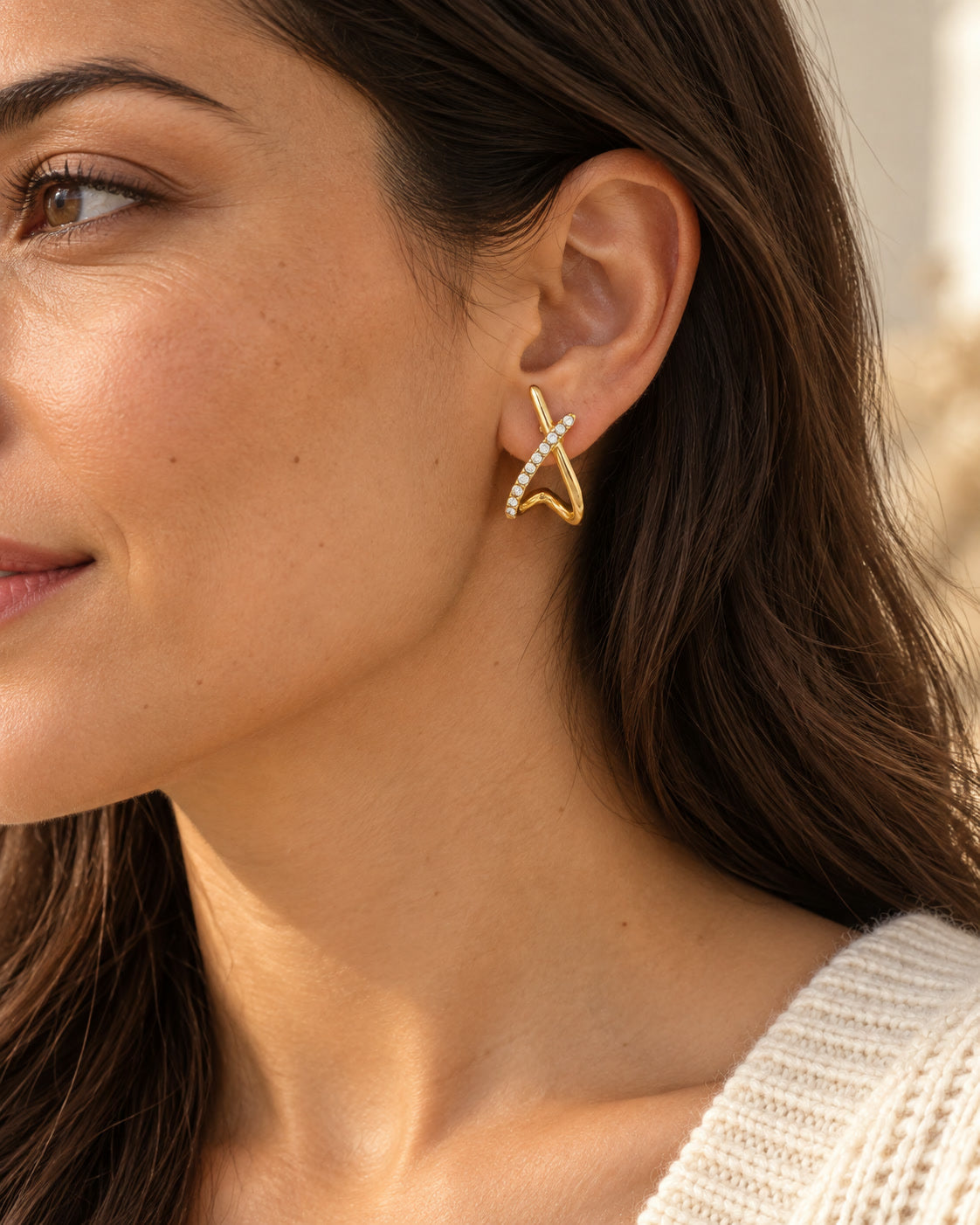 Golden X Creolen getragen – NOOR GOLD