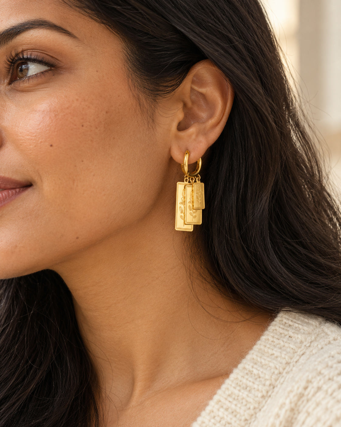 Love Letter Creolen getragen – NOOR GOLD