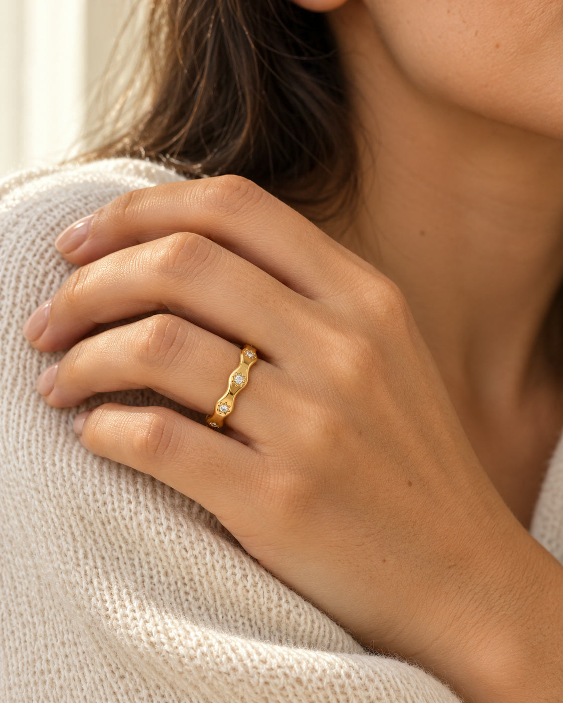 Sunlit Wave Ring getragen – NOOR GOLD