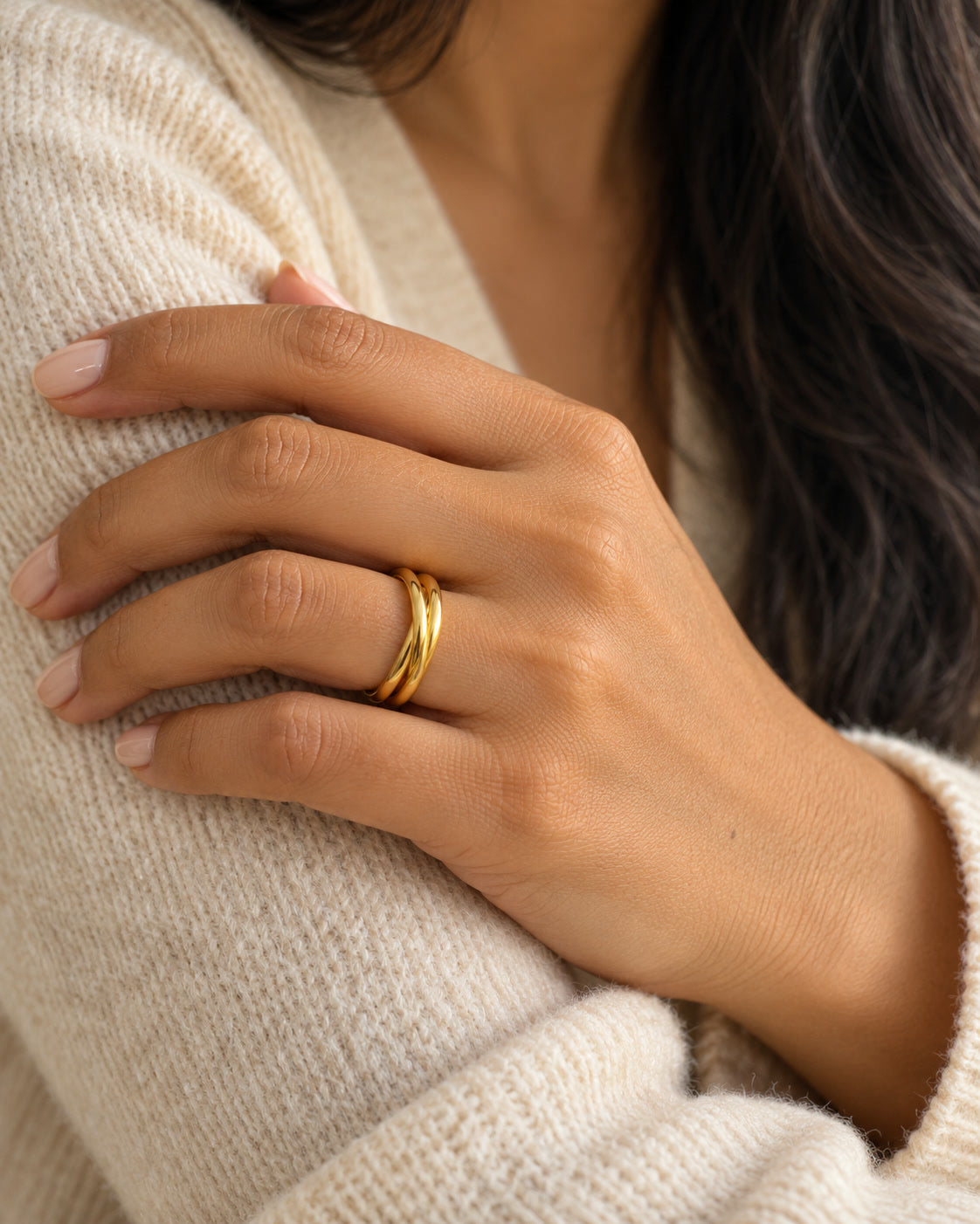 Trinity Glide Ring getragen – NOOR GOLD